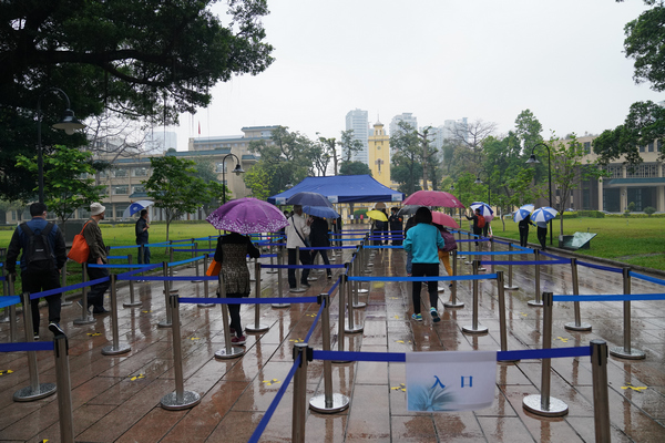 1.2020年3月19日,因新冠肺炎疫情闭馆55天的广东省立中山图书馆恢复开放服务,读者冒着春雨,有序排队进馆.JPG