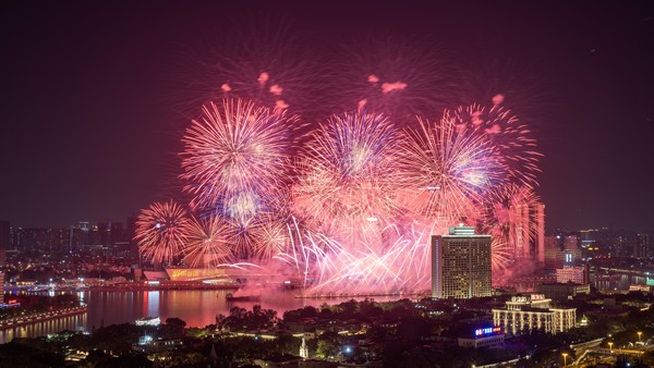 2025年广州白鹅潭春节烟花汇演.jpg