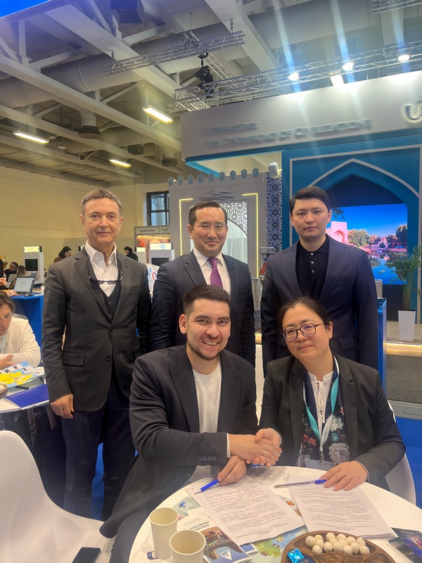 第三张：哈萨克斯坦曼吉斯套州旅游局与新葡京博彩
海外推广中心签约现场.JPG