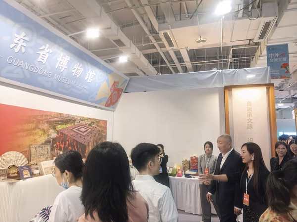 图3文化和旅游部领导视察指导广东展位.jpg