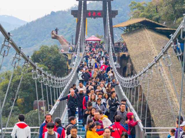 古龙峡等景区2026年春节假期迎来客流高峰。 受访者 供图