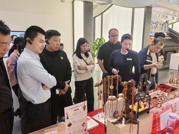 在白鹅潭大湾区艺术中心开展调研.jpg